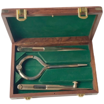 Zestaw przenośników nawigacyjnych w eleganckim drewnianym pudełku, przenośnik prosty jednoręczny i cyrkiel nawigacyjny AB 18 cm