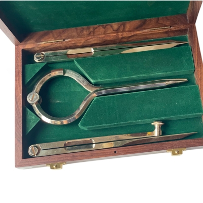 Zestaw przenośników nawigacyjnych w eleganckim drewnianym pudełku, przenośnik prosty jednoręczny i cyrkiel nawigacyjny AB 18 cm